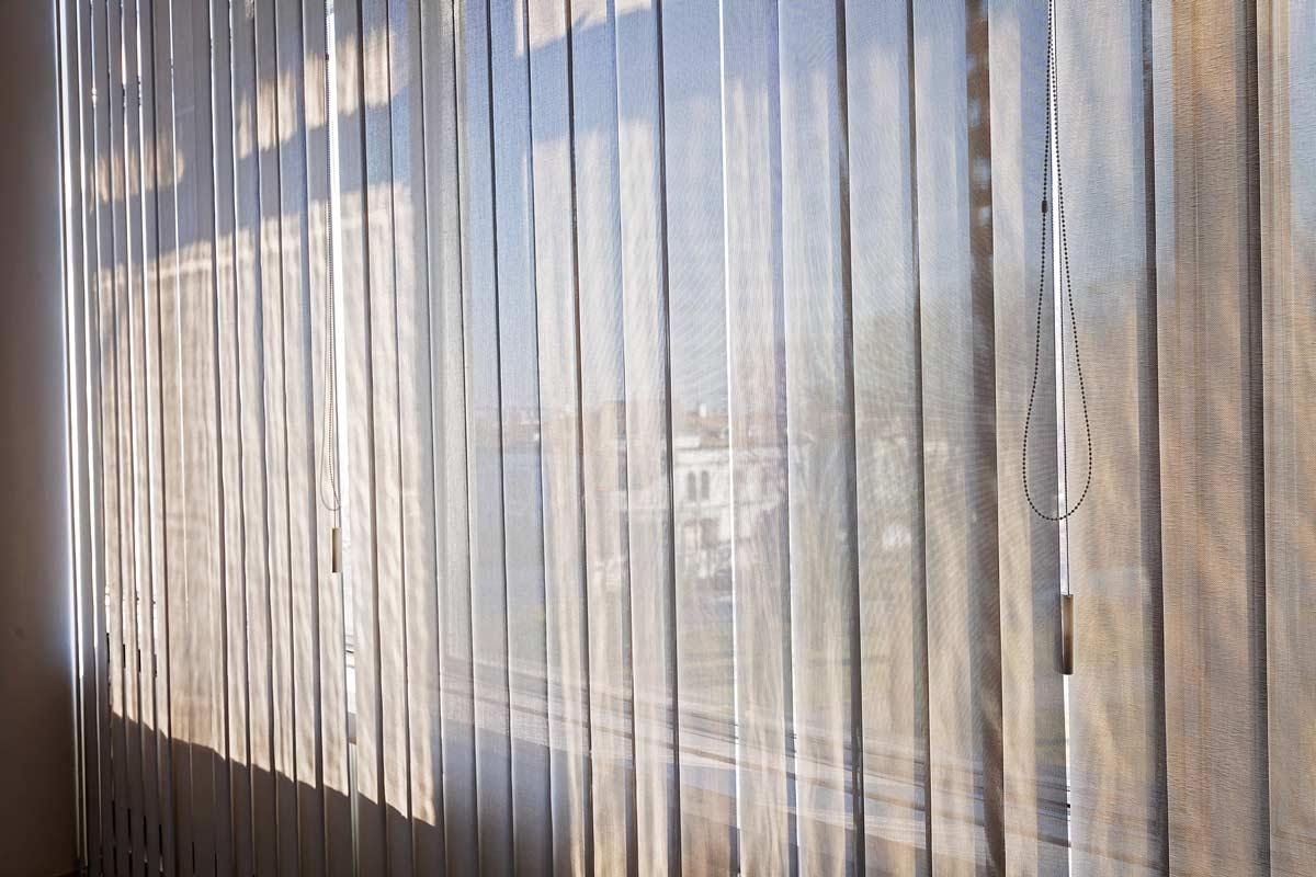 Las cortinas verticales, ¡piezas perfectas para tu hogar!